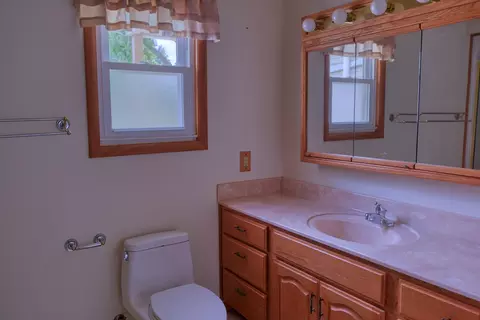 Bath - 602 W Ray Ave, Christopher, IL 62822 photo 3 of 5