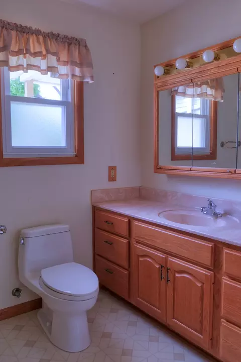 Bath - 602 W Ray Ave, Christopher, IL 62822 photo 2 of 5