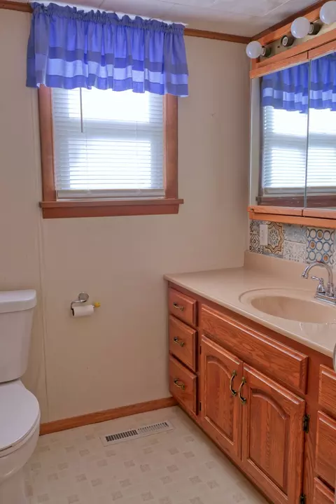 Bath - 602 W Ray Ave, Christopher, IL 62822 photo 4 of 5