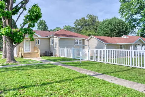 Exterior - 602 W Ray Ave, Christopher, IL 62822 photo 9 of 17