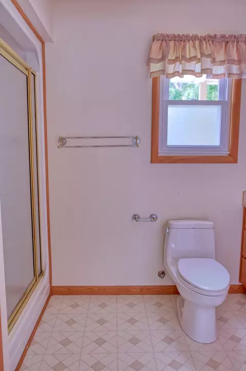 Bath - 602 W Ray Ave, Christopher, IL 62822 photo 1 of 5