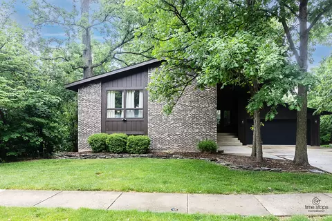 3130 Scenicwood Ln, Woodridge, IL 60517
