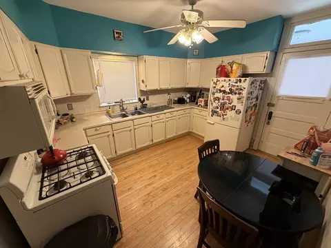 Kitchen - 4136 W Cornelia Ave, Chicago, IL 60641 photo 1 of 2