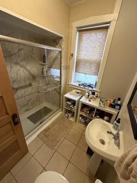 Bath - 4136 W Cornelia Ave, Chicago, IL 60641 photo 1 of 1