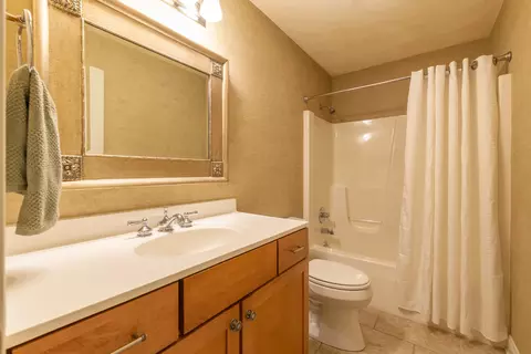 Bath - 1021 Bertram Dr, Freeport, IL 61032 photo 1 of 3
