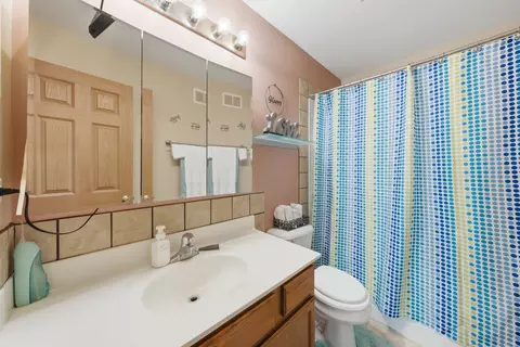 Bath - 1763 Edith Ln, Aurora, IL 60504 photo 2 of 2