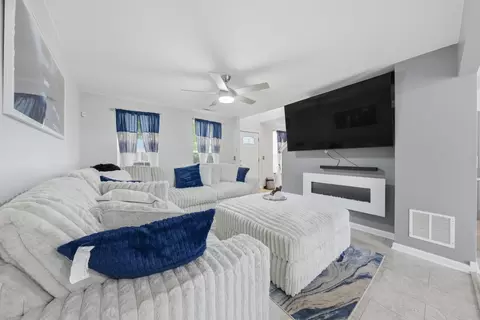Living - 1763 Edith Ln, Aurora, IL 60504 photo 1 of 2