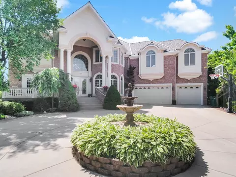 151 Palmer Cir, Vernon Hills, IL 60061