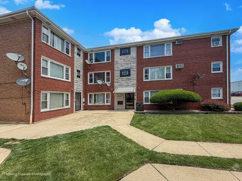 6940 W 65th St #3B, Chicago, IL 60638