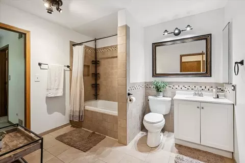 Bath - 115 Windjammer Ln, Third Lake, IL 60030 photo 1 of 3