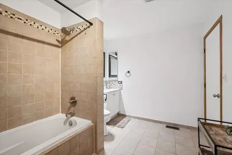 Bath - 115 Windjammer Ln, Third Lake, IL 60030 photo 2 of 3