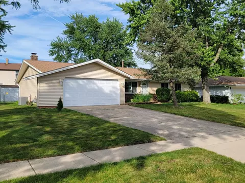 132 W Hartford Dr, Schaumburg, IL 60193