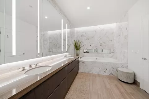 Bath - 363 E Wacker Dr #2708, Chicago, IL 60601 photo 2 of 6