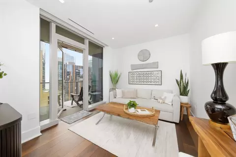 Living - 363 E Wacker Dr #2708, Chicago, IL 60601 photo 2 of 5