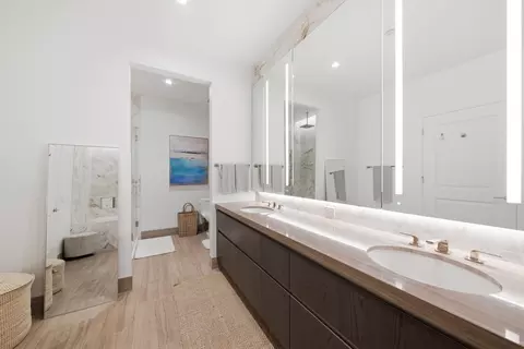Bath - 363 E Wacker Dr #2708, Chicago, IL 60601 photo 4 of 6