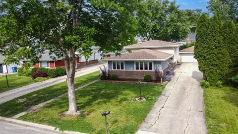 761 N Willow Rd, Elmhurst, IL 60126
