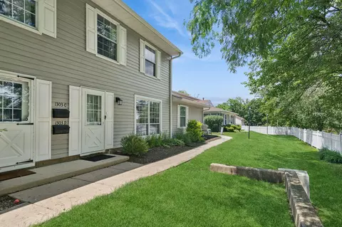 1303 Woodcutter Ln #C, Wheaton, IL 60189