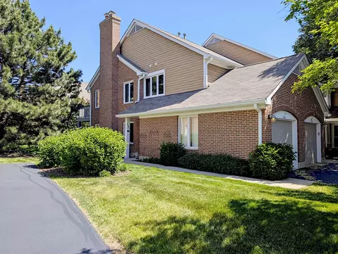 1541 N Kendal Ct, Arlington Heights, IL 60004