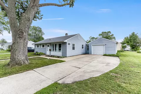 Exterior - 232 Westgate Dr, Aurora, IL 60506 photo 2 of 7