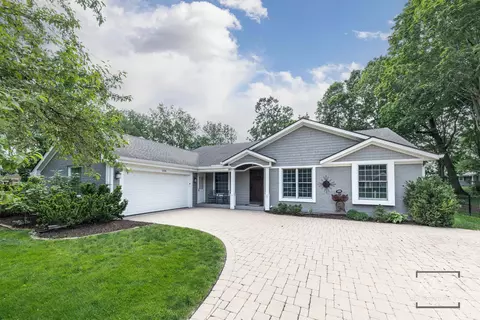 1126 Kings Point Ct, Naperville, IL 60563