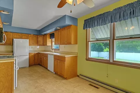 Kitchen - 904 Obrien St, Harvard, IL 60033 photo 3 of 5