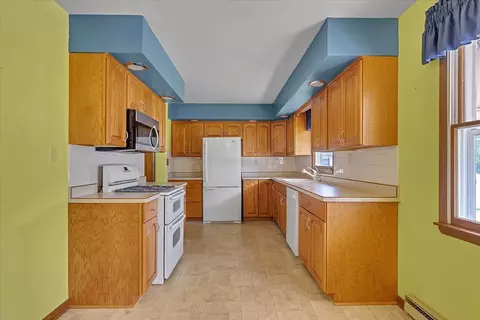 Kitchen - 904 Obrien St, Harvard, IL 60033 photo 4 of 5