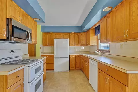 Kitchen - 904 Obrien St, Harvard, IL 60033 photo 5 of 5