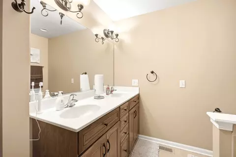 Bath - 1447 Mackenzie Ln, Elgin, IL 60120 photo 4 of 5