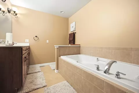 Bath - 1447 Mackenzie Ln, Elgin, IL 60120 photo 3 of 5