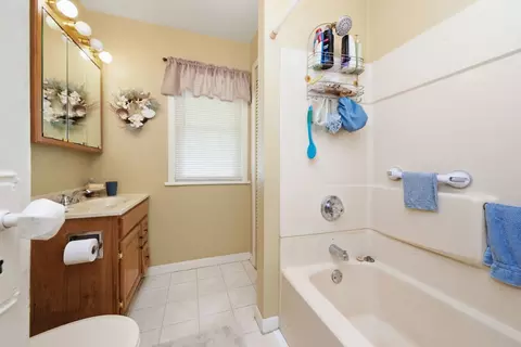 Bath - 611 Webster St, Ottawa, IL 61350 photo 2 of 2