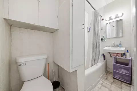 Bath - 611 Webster St, Ottawa, IL 61350 photo 1 of 2