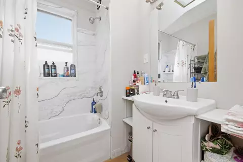 Bath - 613 Webster St, Ottawa, IL 61350 photo 2 of 3