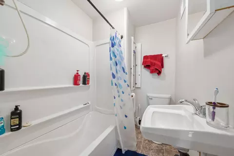 Bath - 613 Webster St, Ottawa, IL 61350 photo 1 of 3