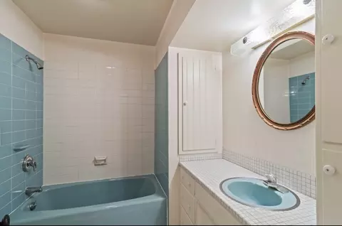 Bath - 1368 E 16th Rd, Streator, IL 61364 photo 1 of 3