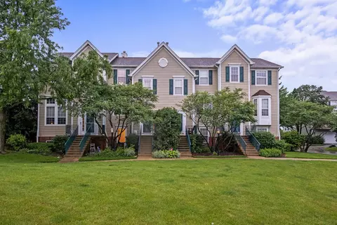 2418 Courtyard Cir #3, Aurora, IL 60506
