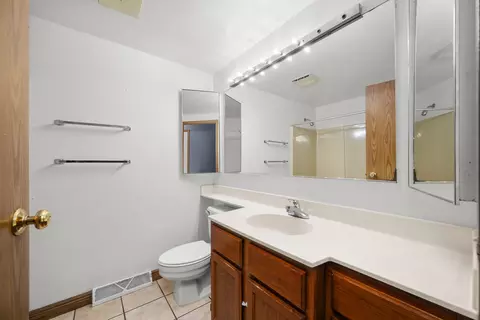 Bath - 619 Shadycrest Dr, Kewanee, IL 61443 photo 1 of 3