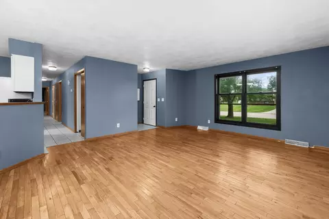 Living - 619 Shadycrest Dr, Kewanee, IL 61443 photo 2 of 4