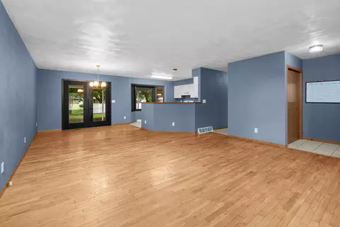 Living - 619 Shadycrest Dr, Kewanee, IL 61443 photo 3 of 4
