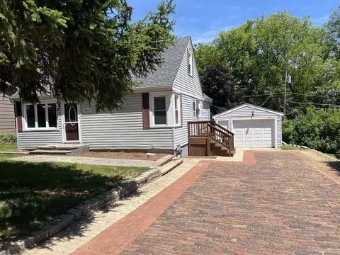 6314 Hillcrest Rd, Cary, IL 60013