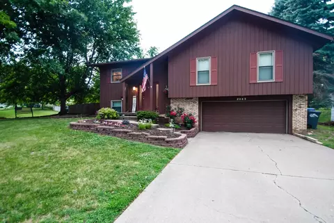 2065 Hollow View Dr, Bettendorf, IA 52722