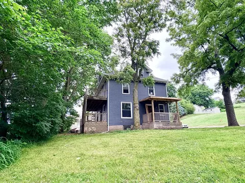 452 21st St, Bettendorf, IA 52722