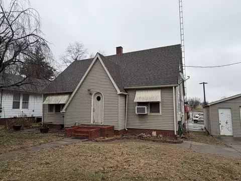 140 S 4th St, Albion, IL 62806