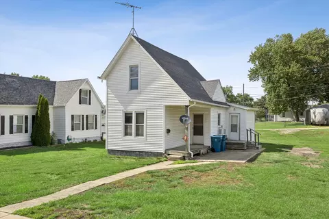 712 10th St, Dewitt, IA 52742