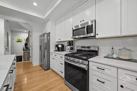 Kitchen - 413 W Pierce Rd, Itasca, IL 60143 photo 4 of 4