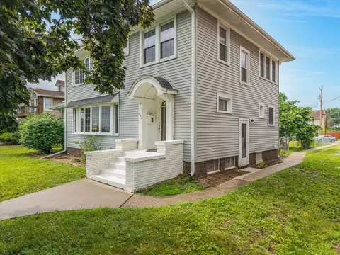 732 River Dr, Bettendorf, IA 52722