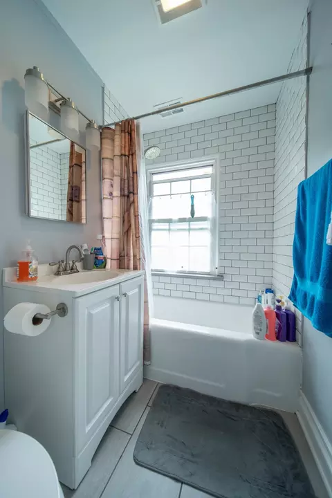 Bath - 1704 Maple Ave, Northbrook, IL 60062 photo 3 of 3
