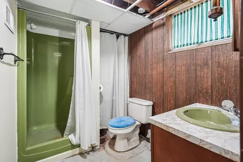 Bath - 1571 34th Ave, Moline, IL 61265 photo 2 of 3