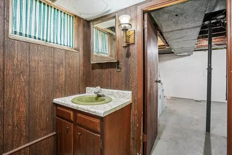 Bath - 1571 34th Ave, Moline, IL 61265 photo 3 of 3