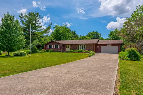 13 Grand Oaks Dr, Lincoln, IL 62656