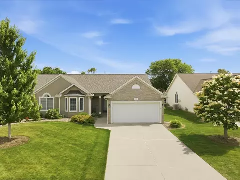 25 Inglewood Ln, Bloomington, IL 61704